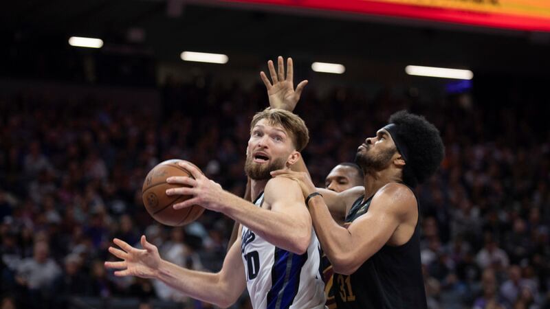 Cleveland Cavaliers center Jarrett Allen (31) defends as Sacramento Kings forward Domantas...